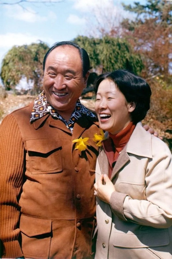 Hak Ja Han laughing beside Sun Myung Moon
